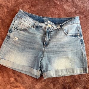 Light colored jean shorts. Women’s Size 8. Like brand new.